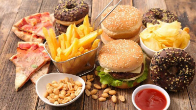 5 Makanan yang Sebaiknya Dihindari Karena Memicu Darah Tinggi